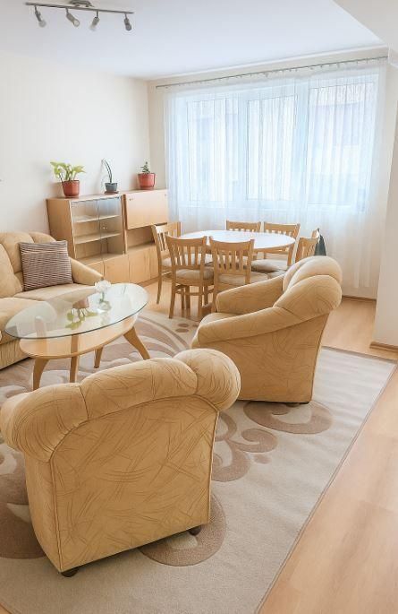 Тристаен апартамент в района на Цветен квартал!