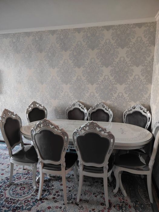 Продам стол со стульями.