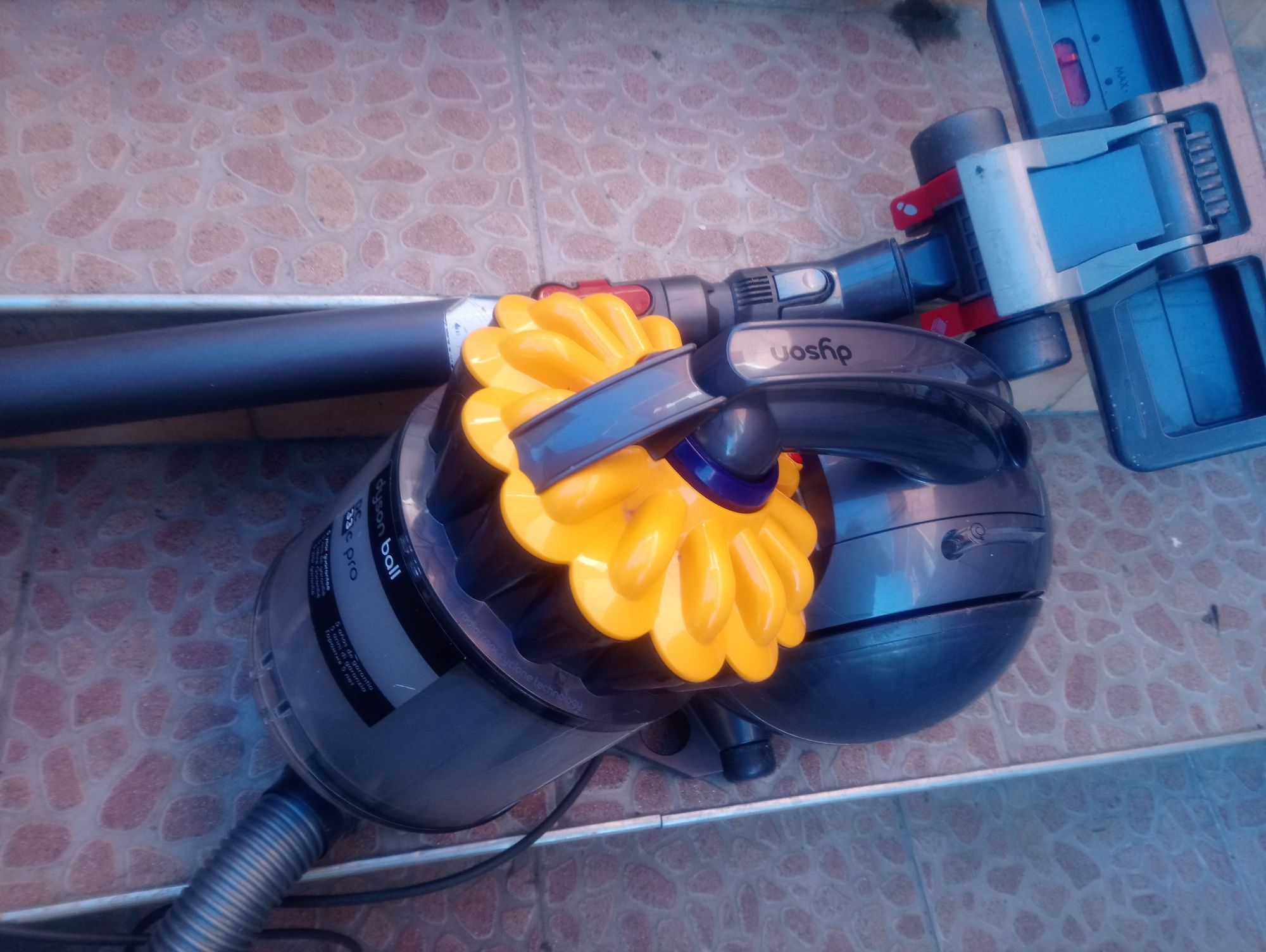 Прахосмукачка Dyson BALL  DC33 PRO