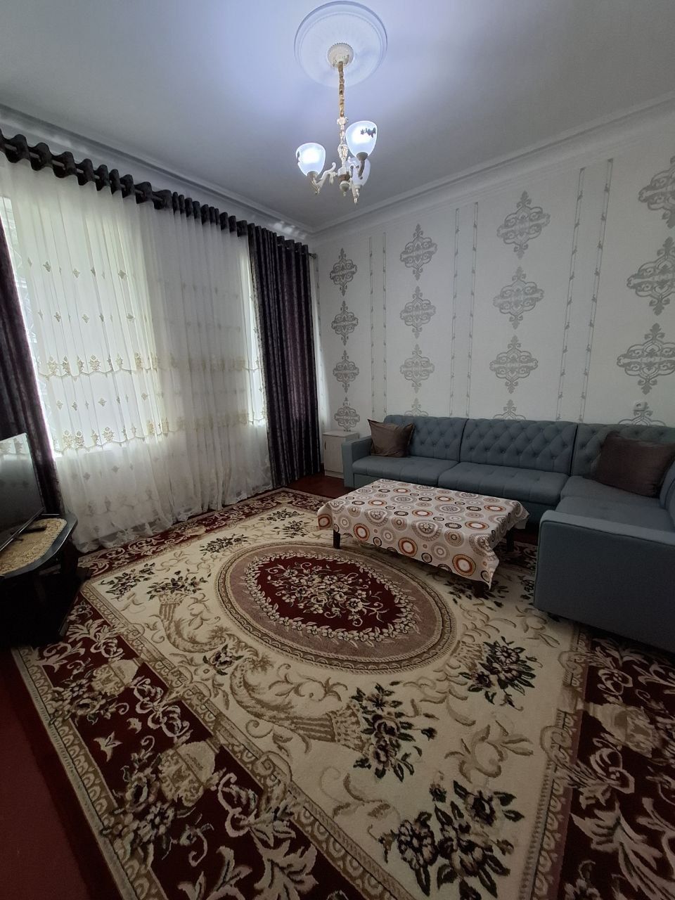 1 комнатная с мебелью и техникой в центре Чирчика