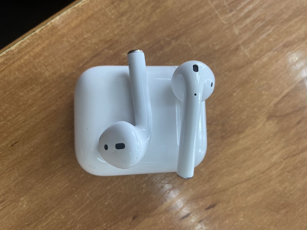Airpods 2 with lighting