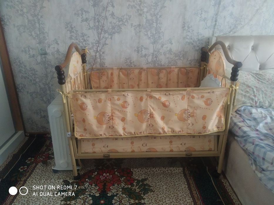 Детская кроватка с матрасом и подушкой