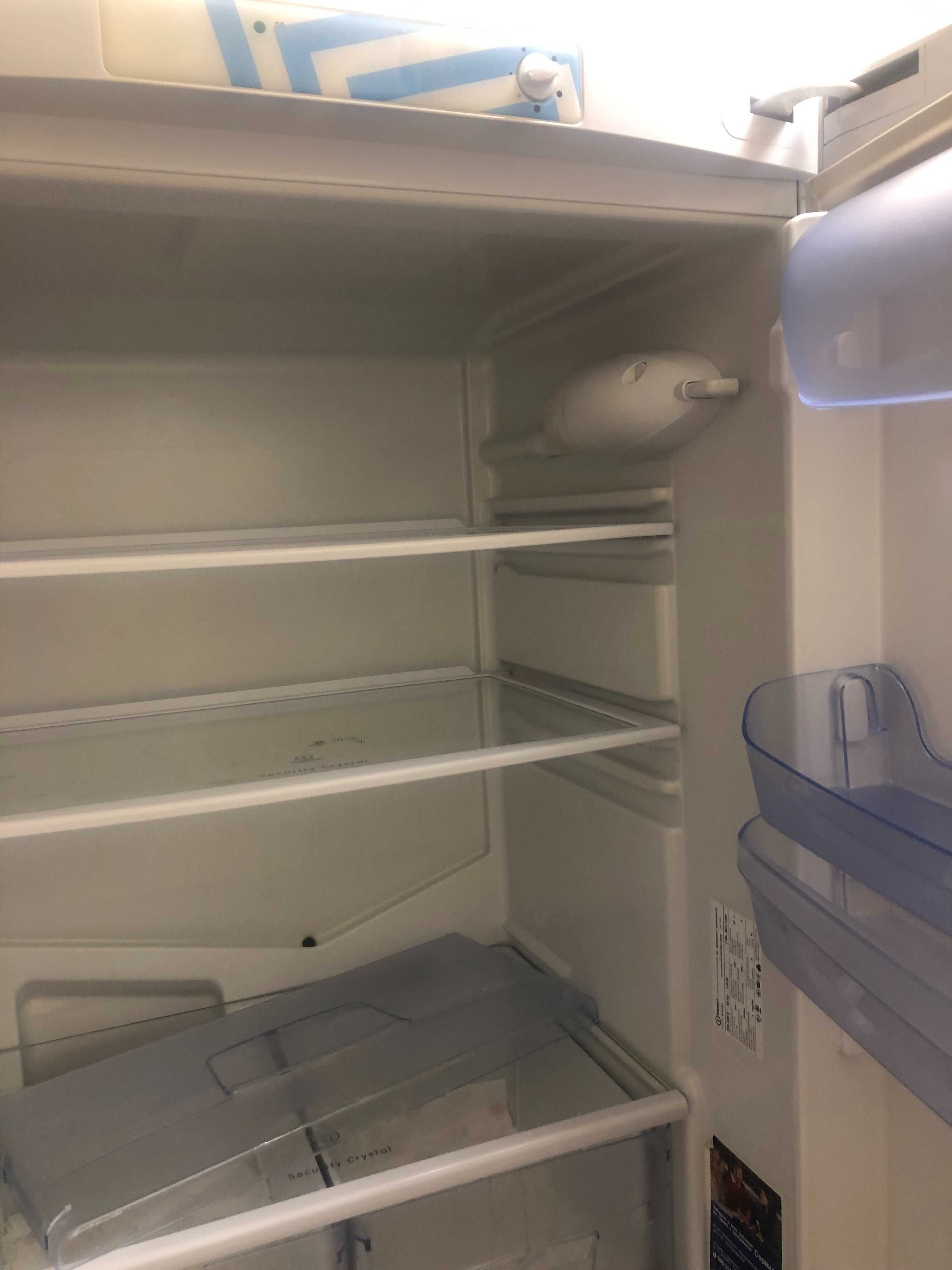 Холодильник Индезит, требующий ремонта или на запчасти