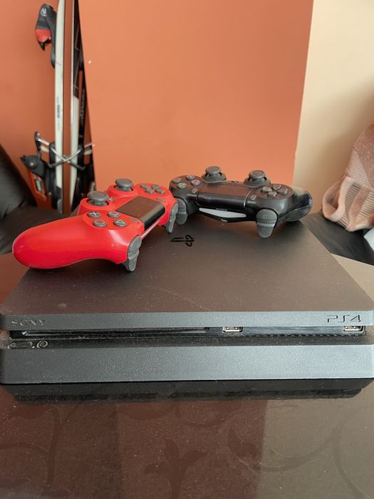 Playstation 4 Slim - 1 TB + 2 джойстика и dock станция