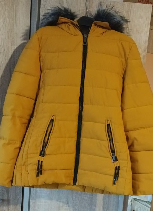 Geaca de iarna calduroasa cu gluga culoare mustar