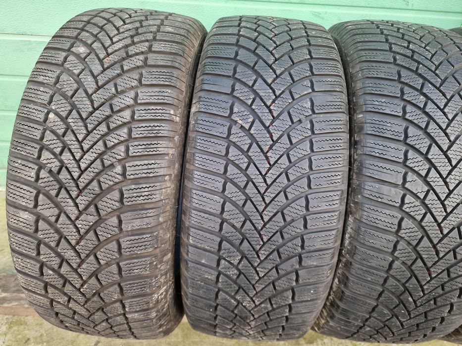 Anvelope 235/55R18 marca Bridgestone, DOT 2022, 6.5 mm