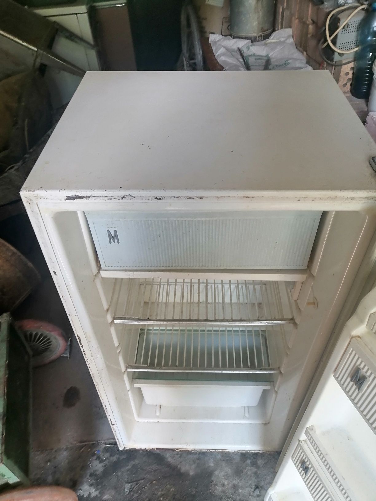 Продавам хладилник Мраз