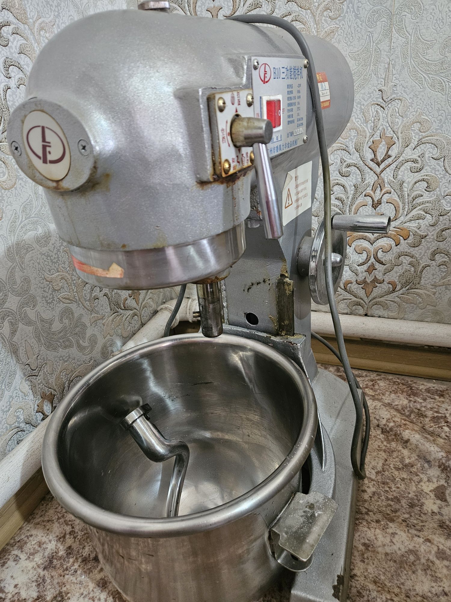Продам тестомес на 10 литров