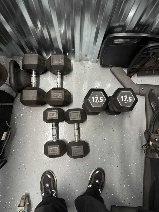 Gantere Hexagonale 15kg, 17kg, 25kg și kettlebell de 16kg.