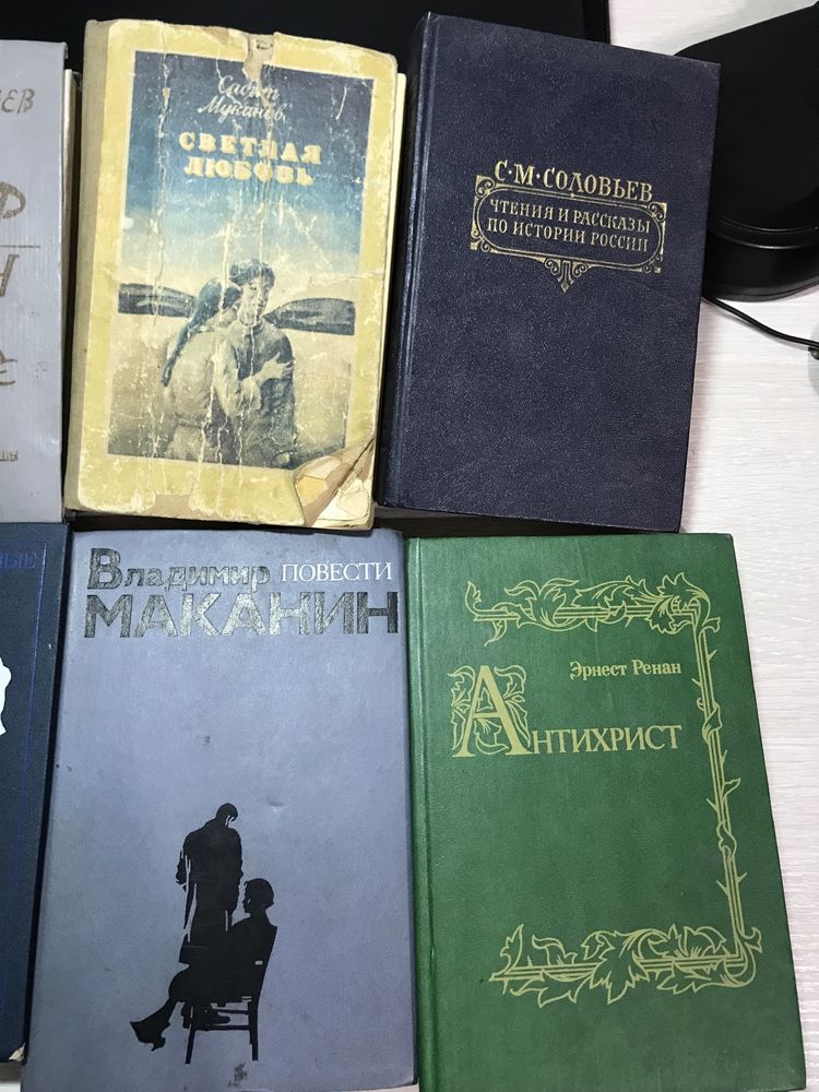 Книги казахской и русской литературы