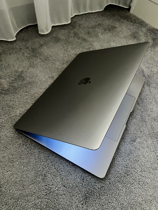 Macbook Pro 15 touchbar , i9, 16 RAM, 512 gb