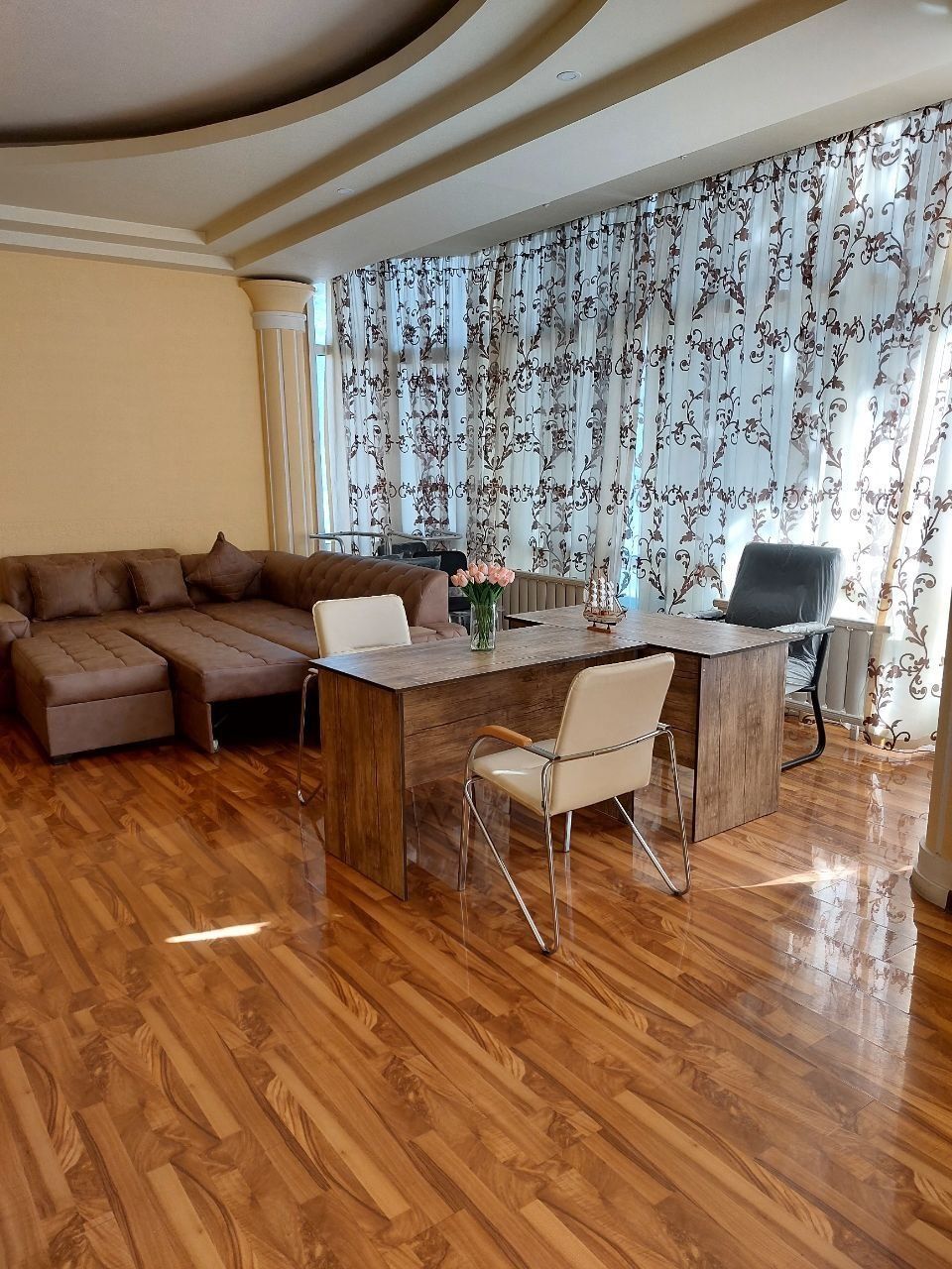 Срочно!  Чорсу хавас  340 кв.метр 2 -этаж.  клинику  хостел  учеб. Цен