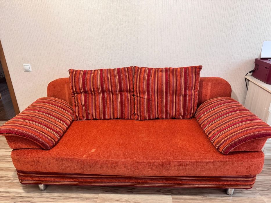 Красный раскладыающийся диван