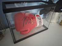 Manușa box semnată Mike Tyson
