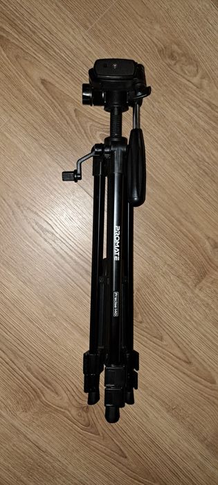Camera Sony si trepied foto