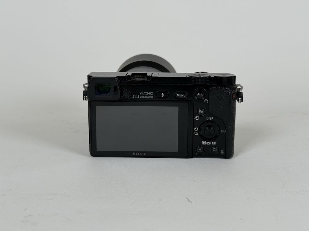 Sony A6000 + Sony SEL 50mm, 1,8f + 3 батерии, зарядно и карта памет