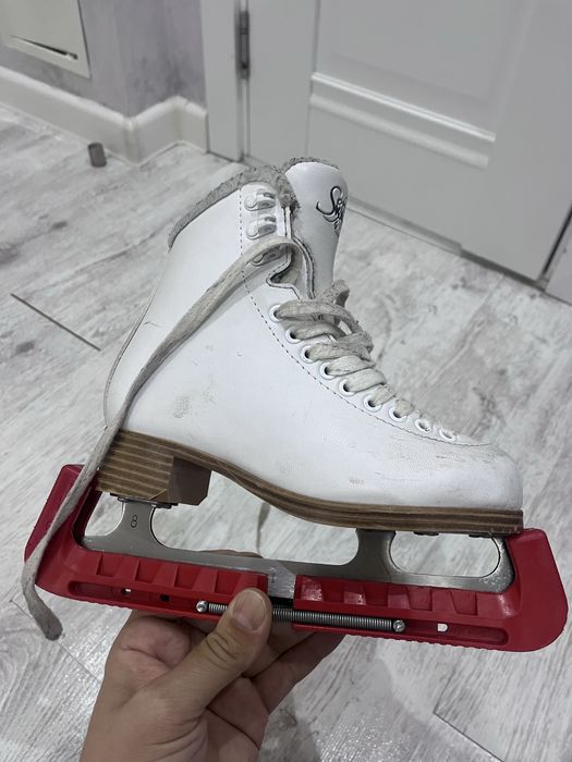 Профециональные коньки для фигурного катания