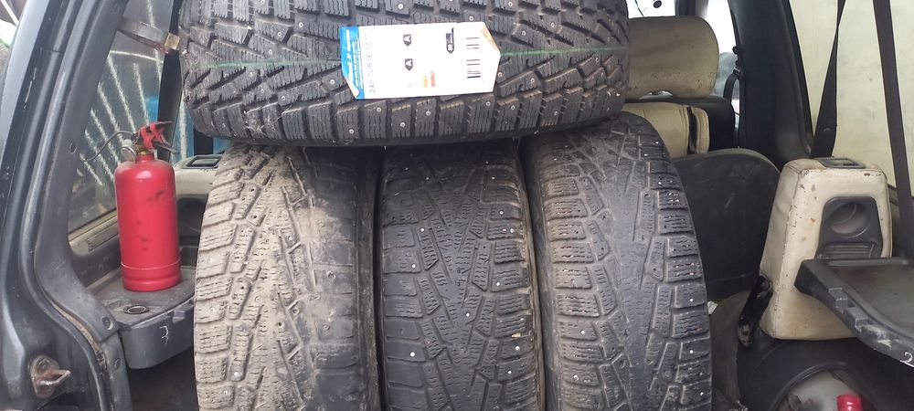 Продам покрышки зимние стояли паджеро