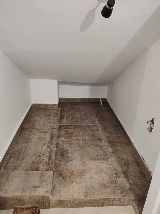 Vând Apartament la demisol cu 2 camere Zona Centrala!