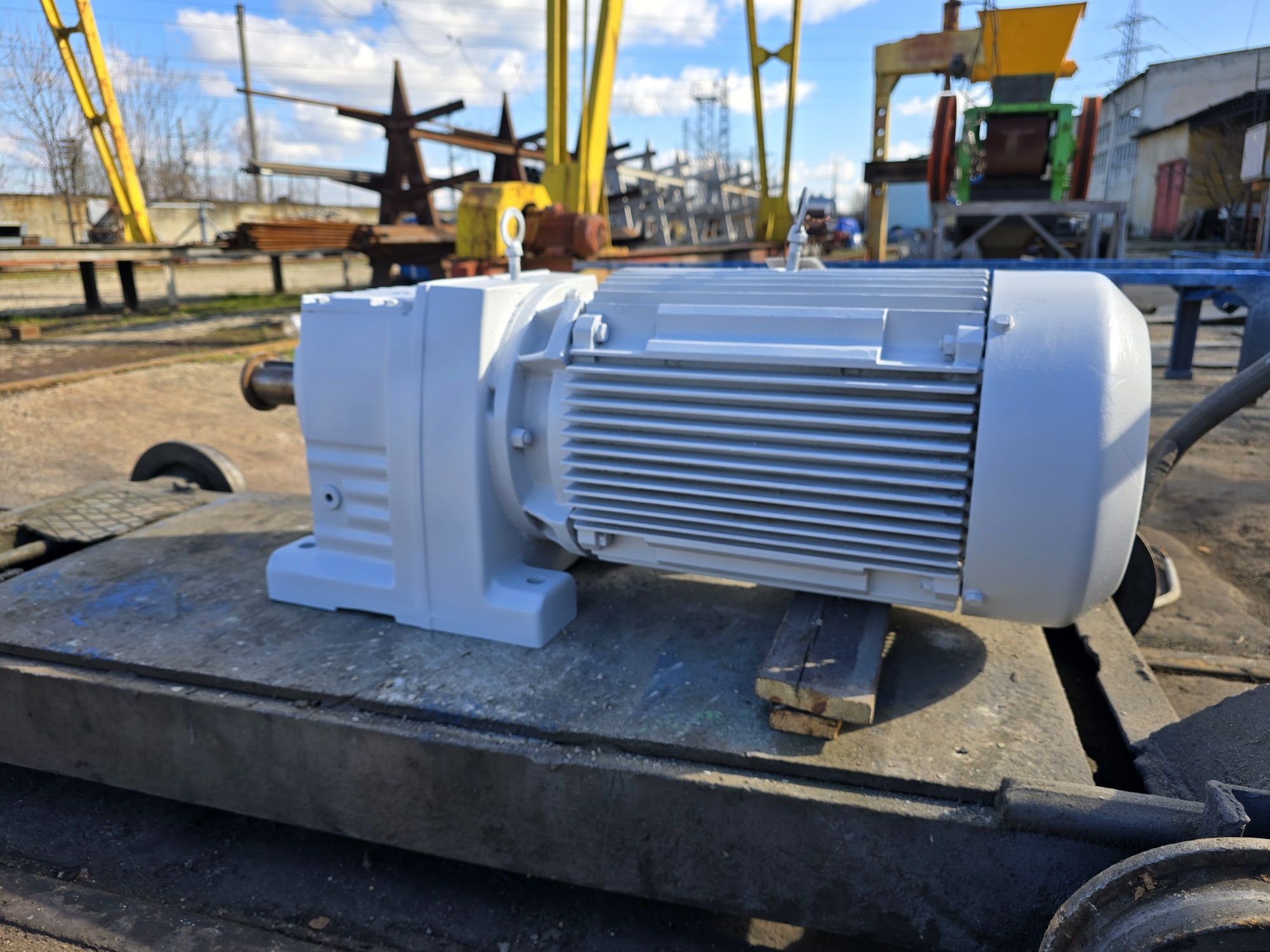 Мотор-Редуктор SEW-Eurodrive R97 DV180M4 18.5 kW