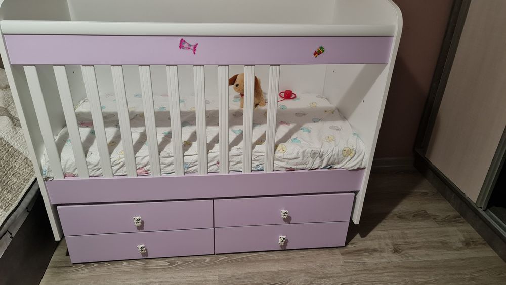 Бебешко легло бяло и лилаво с подвижни ламели отпред