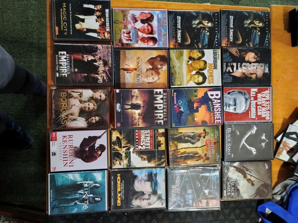 Vând colecție DVD uri cu filme și seriale