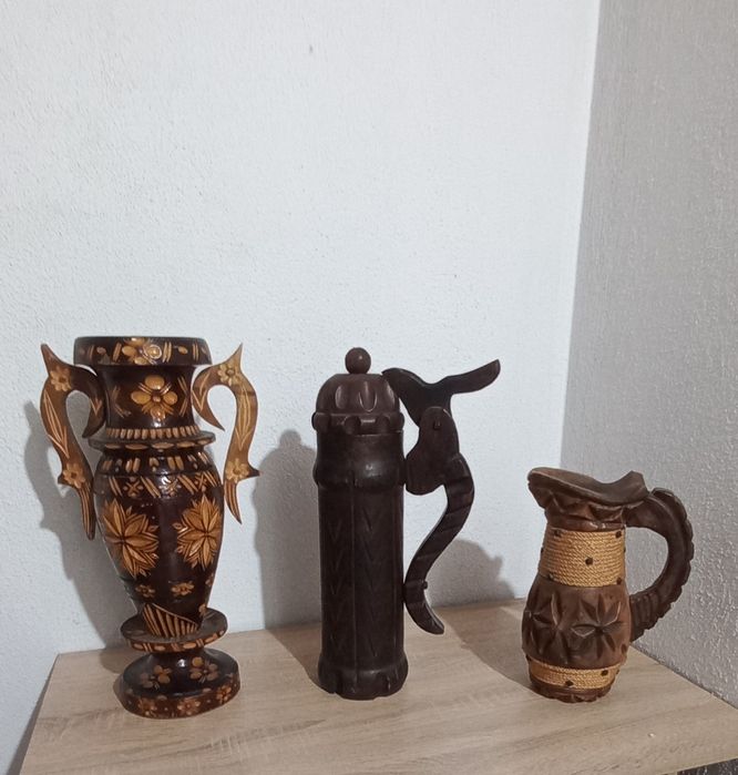 Няколко дървени фигури..