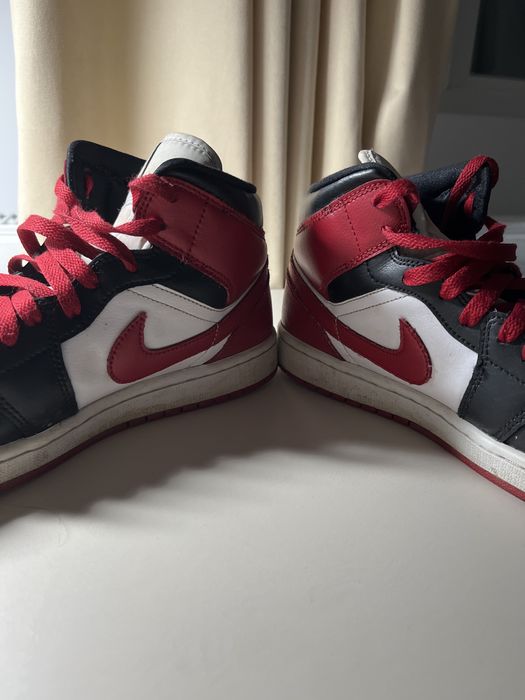 Jordan 1 mid rosi cu negru si alb.dau sj la schimb