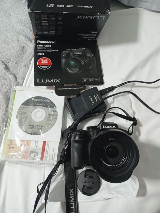 Aparat foto digital Panasonic LUMIX FZ300 cu zoom extins, 12,1 megapix