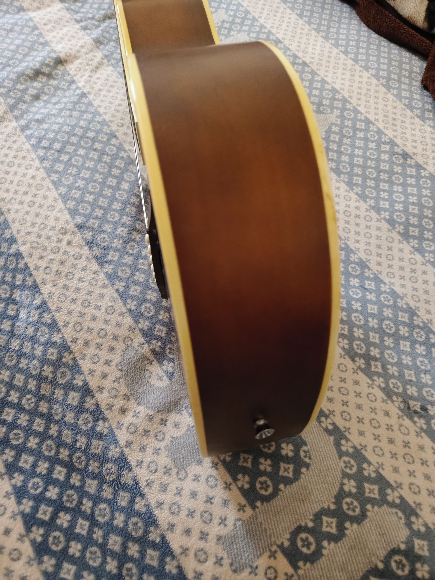 Gitara srochno sotiladi