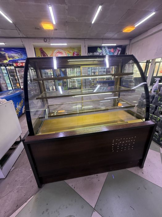 Продается ветринный кондитерский холодильник