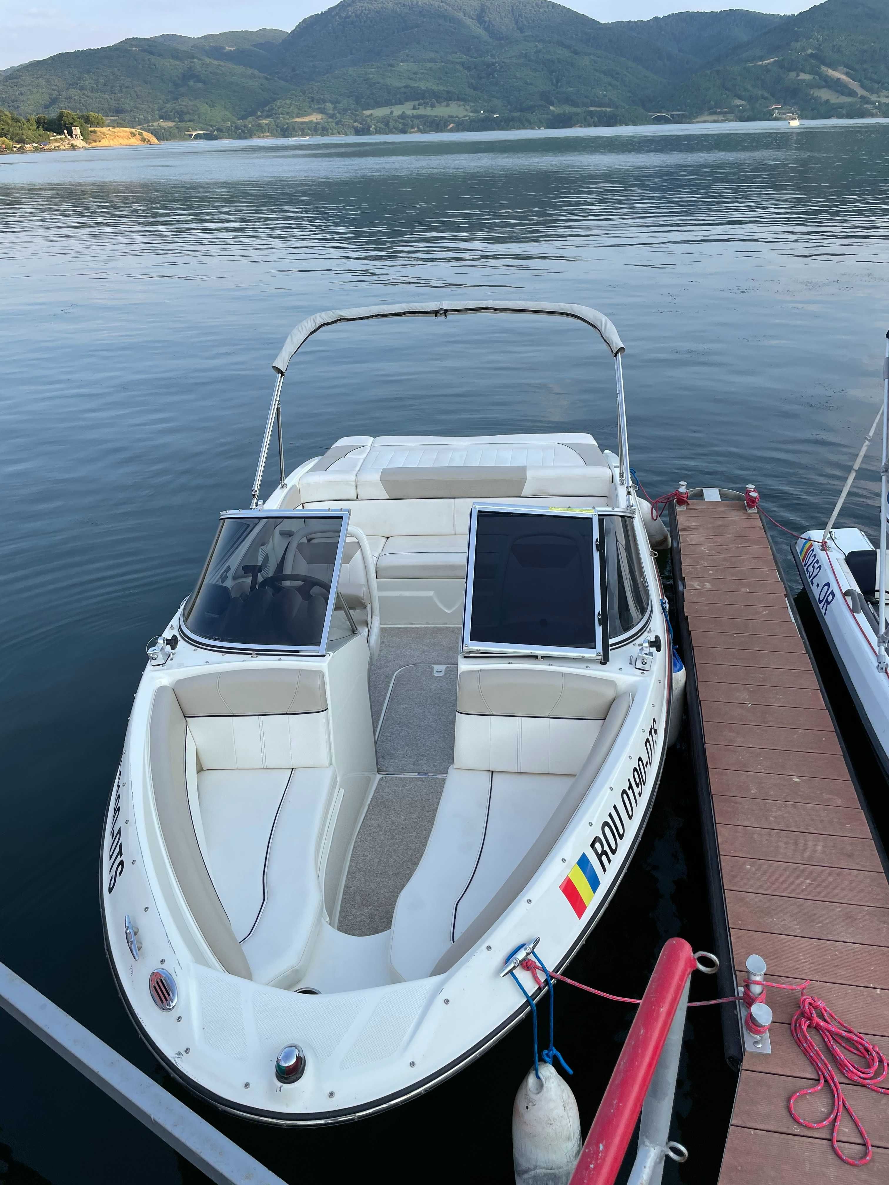 Vand barca Bayliner 185 cu motor defect