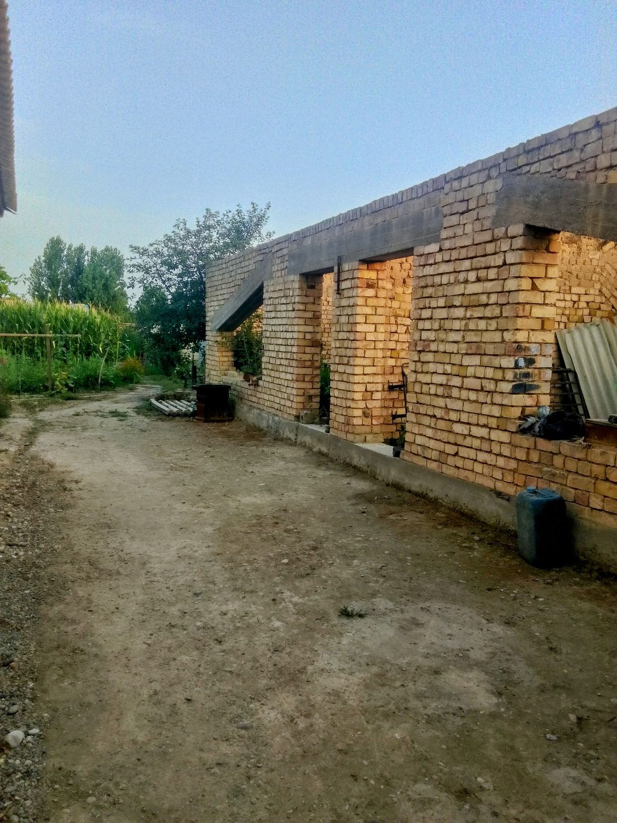 Uy sotiladi uchastka