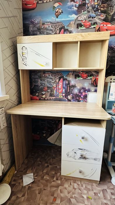 Стол с полками и шкафчиками для работы или школьников