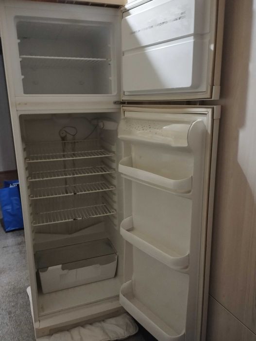 Продавам хладилник с горен фризер