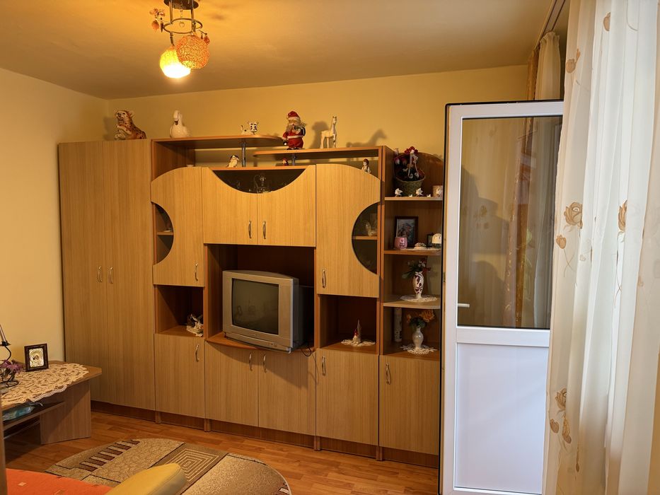 Apartament 3 camere, semidecomandat, etajul 2, Zona Dumbrava 1