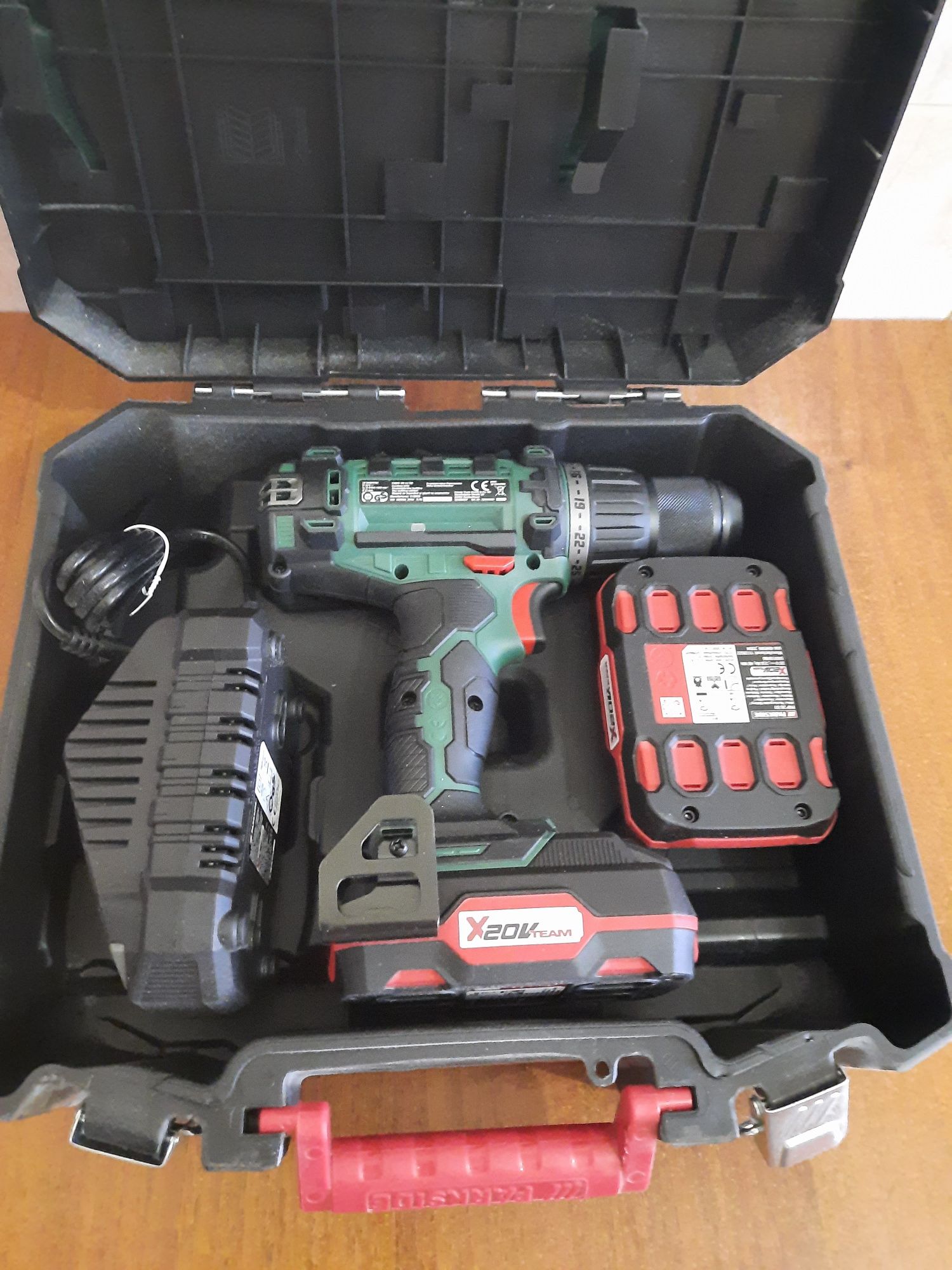 Vând urgent mașină de înșurubat și găurit cu acumulator 20V Parkside