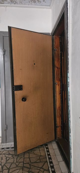 Продам входную дверь