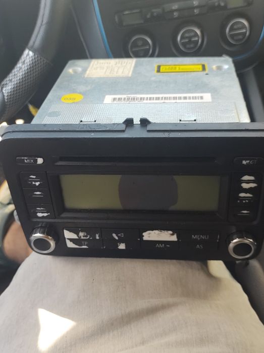Vând radio funcțional.