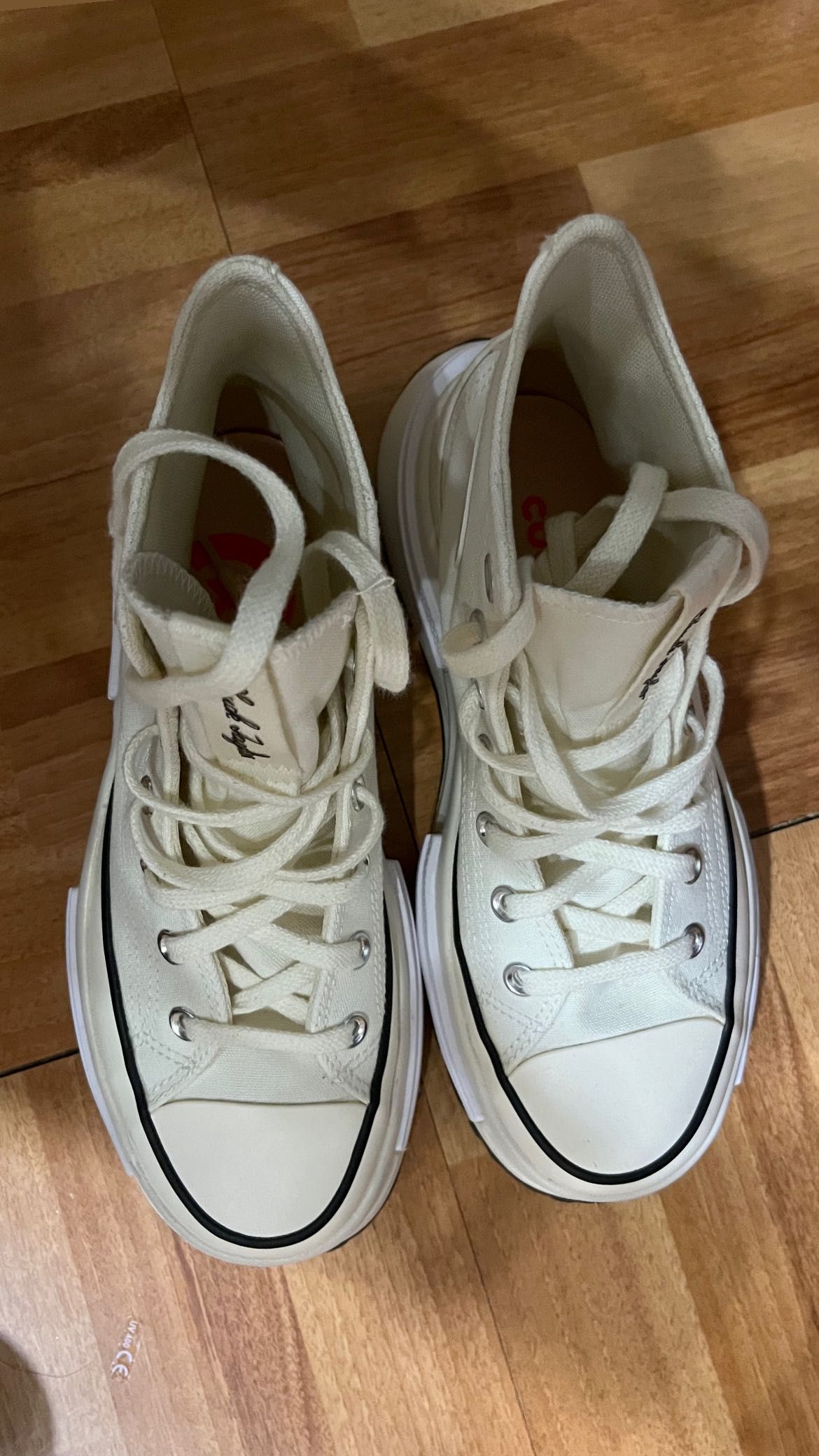 Чисто нови обувки Converse