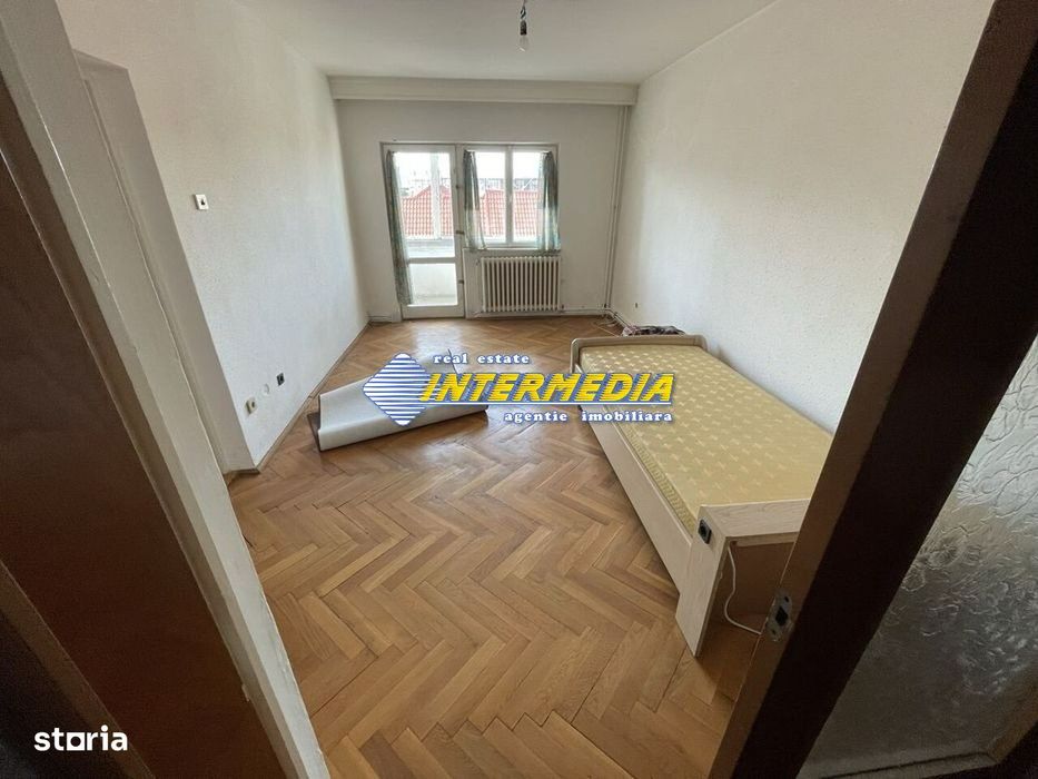 Apartament 3 camere etaj 2 +garaj + boxa in Cetate zona Caroline