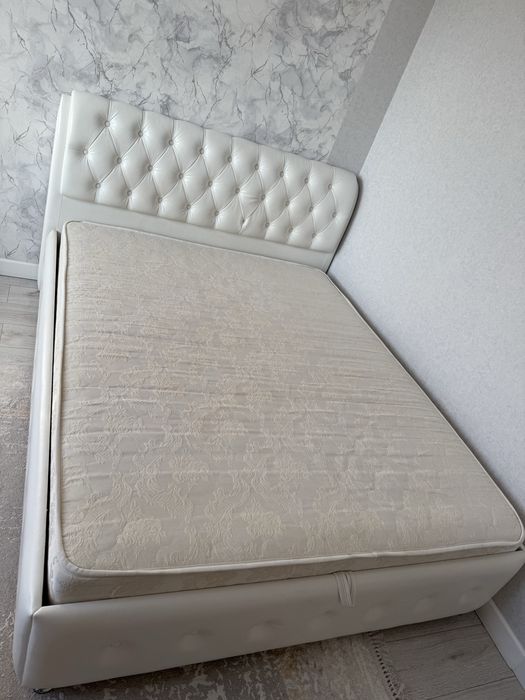 Продам кровать 160/200 с матрасем