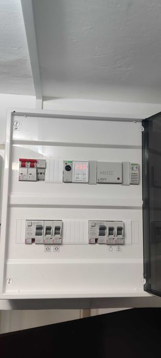 Electrician interventii rapide, prize, lumini tablou sigurante, etc.