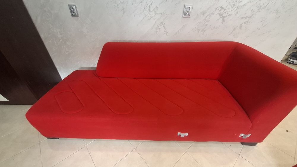 Ъглов червен диван от 2 лежанки