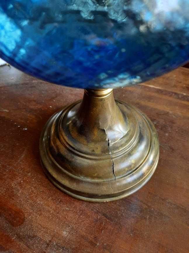 lampa veche cu bazin albastru din sticla