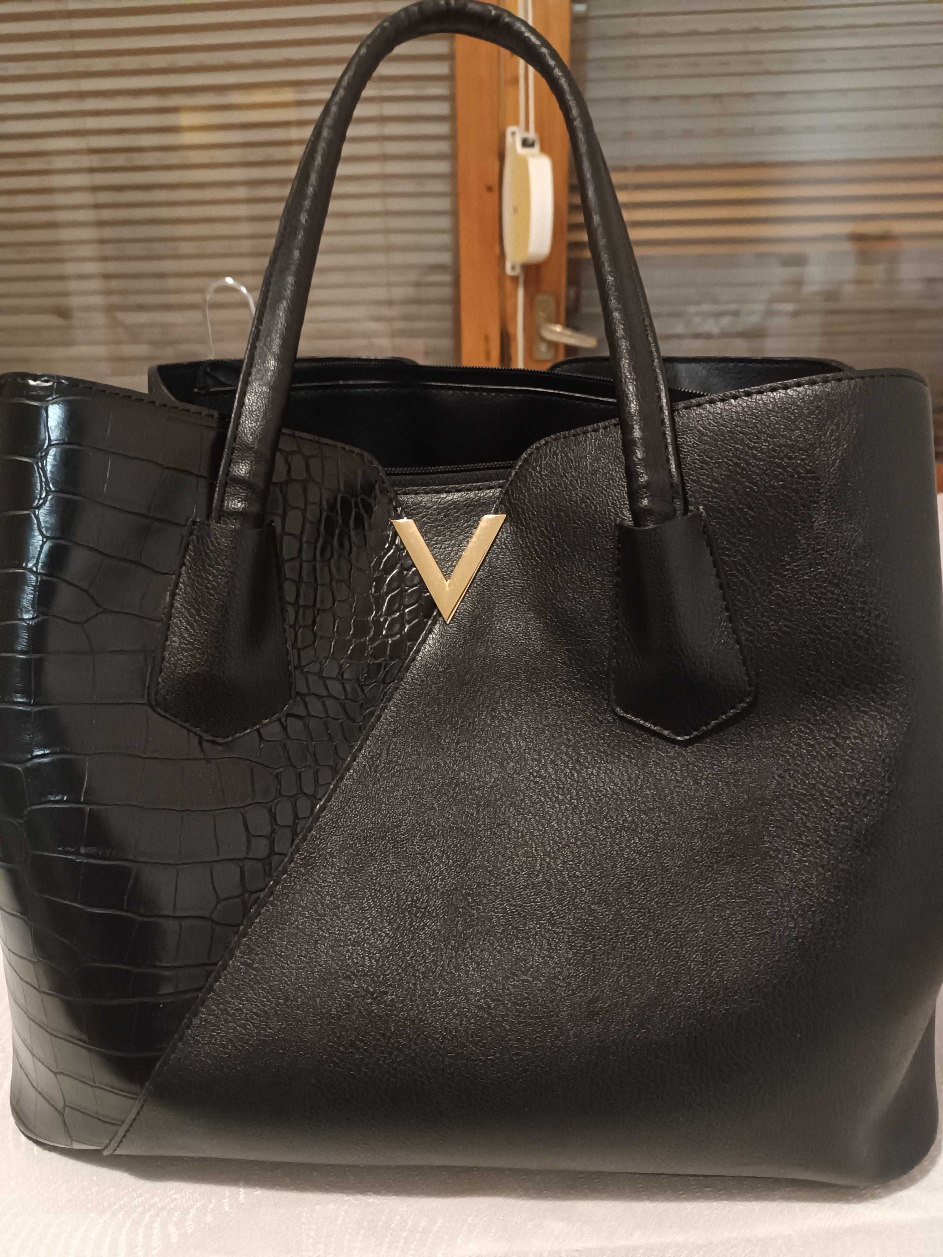 Дамска черна чанта от изкуствена кожа