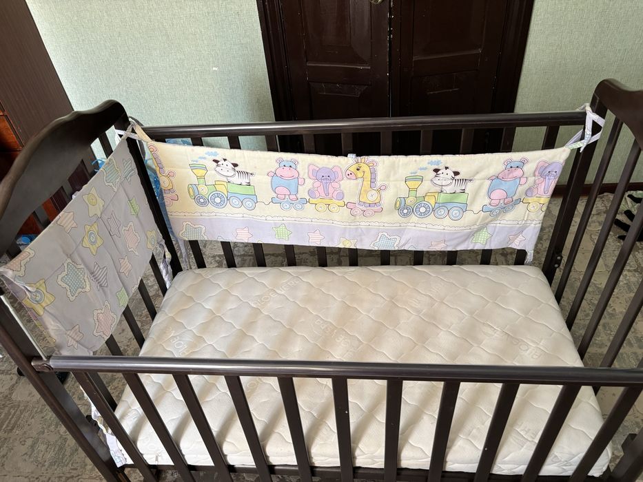 Детская кроватка с матрасом, манеж