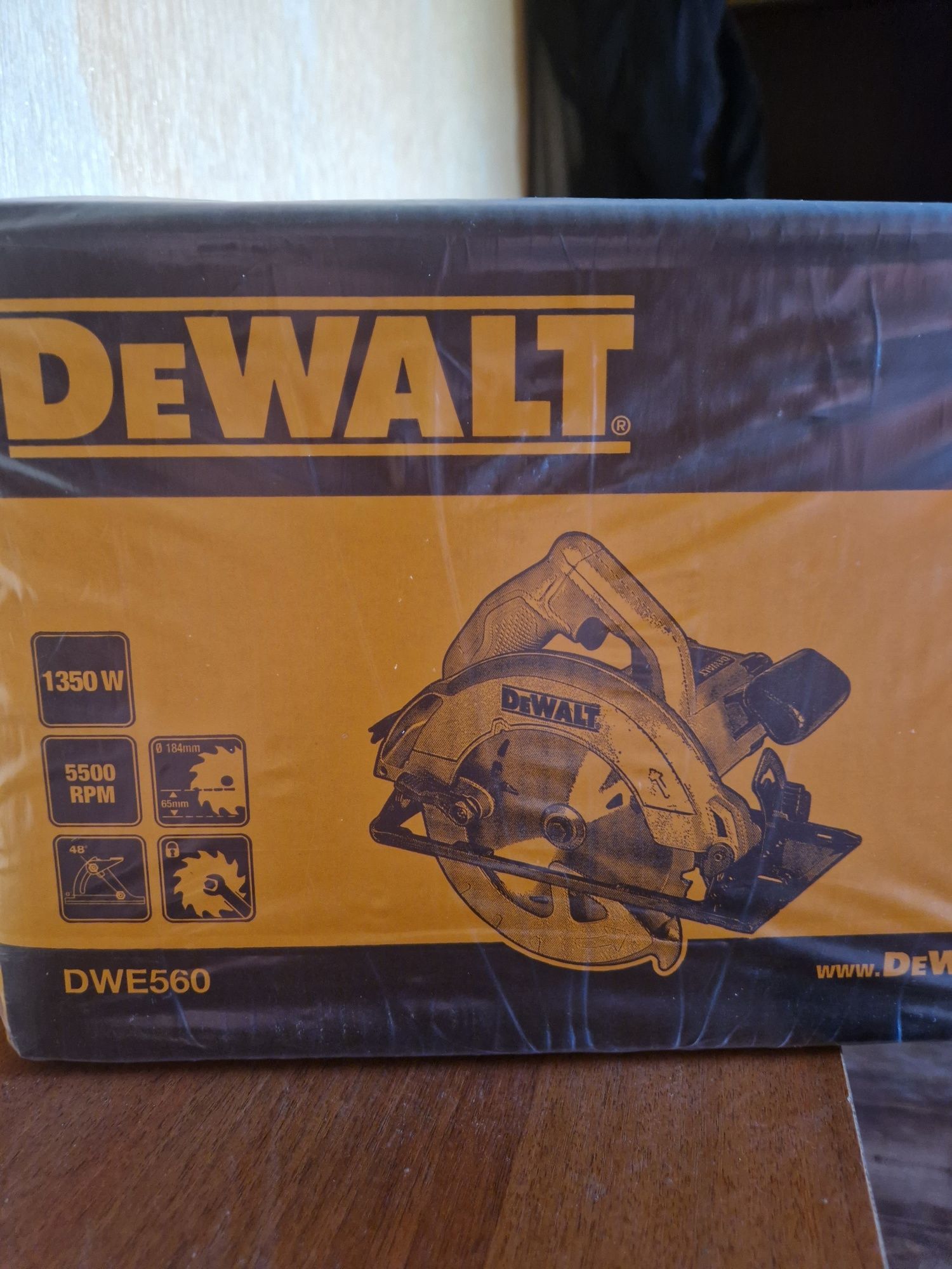 Дисковая пила DeWALT DWE560 .