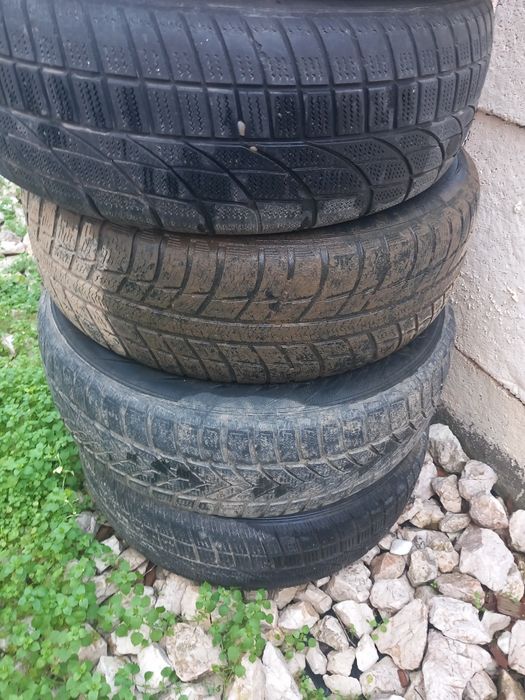 Vand 4 jante tabla R15 Dacia Logan 3 cu anvelope de iarna+ 1 vara