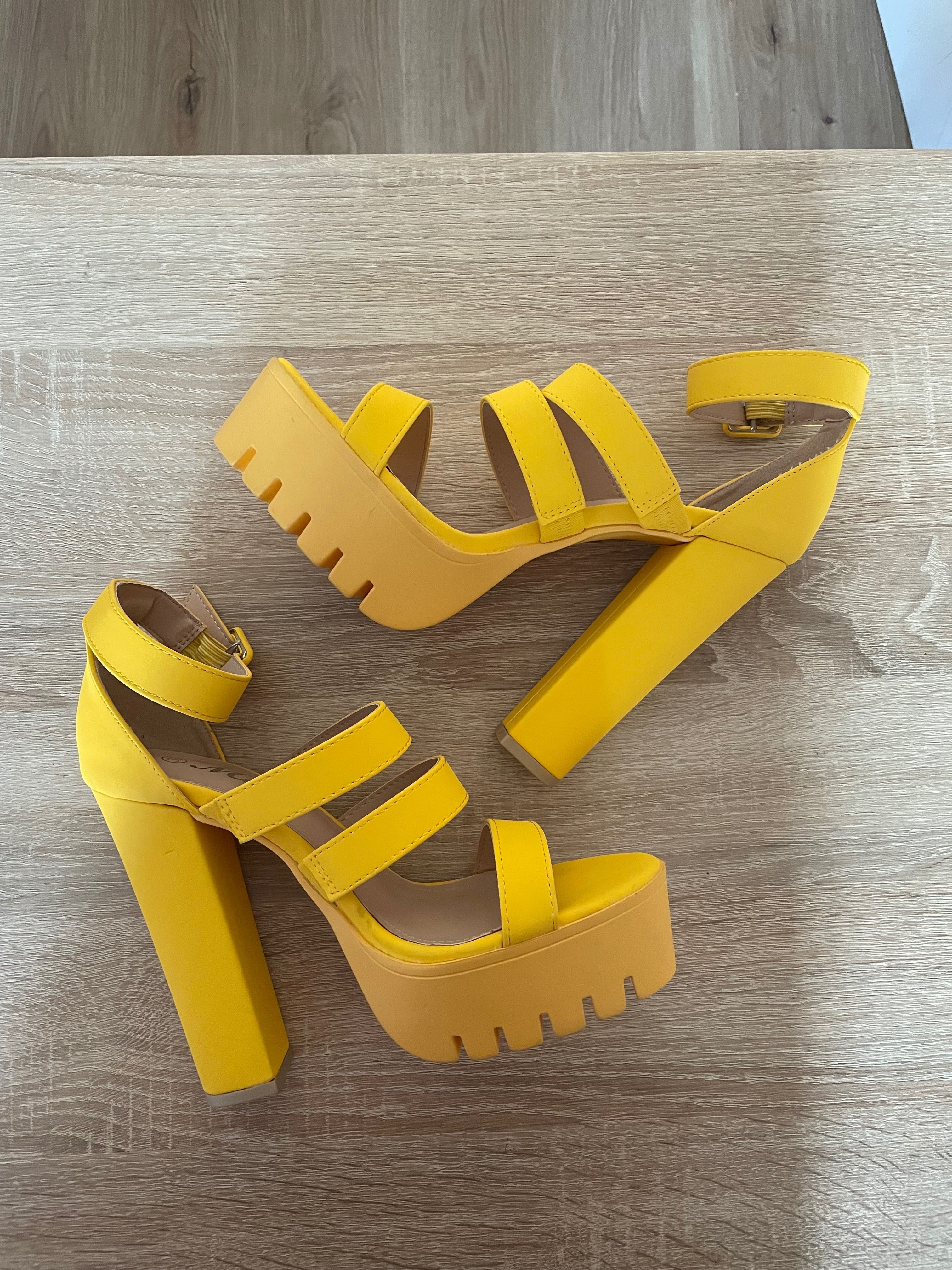 Жълти сандали с дебел ток и платформа